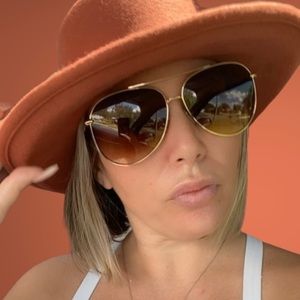 Meet your Posher, Cara